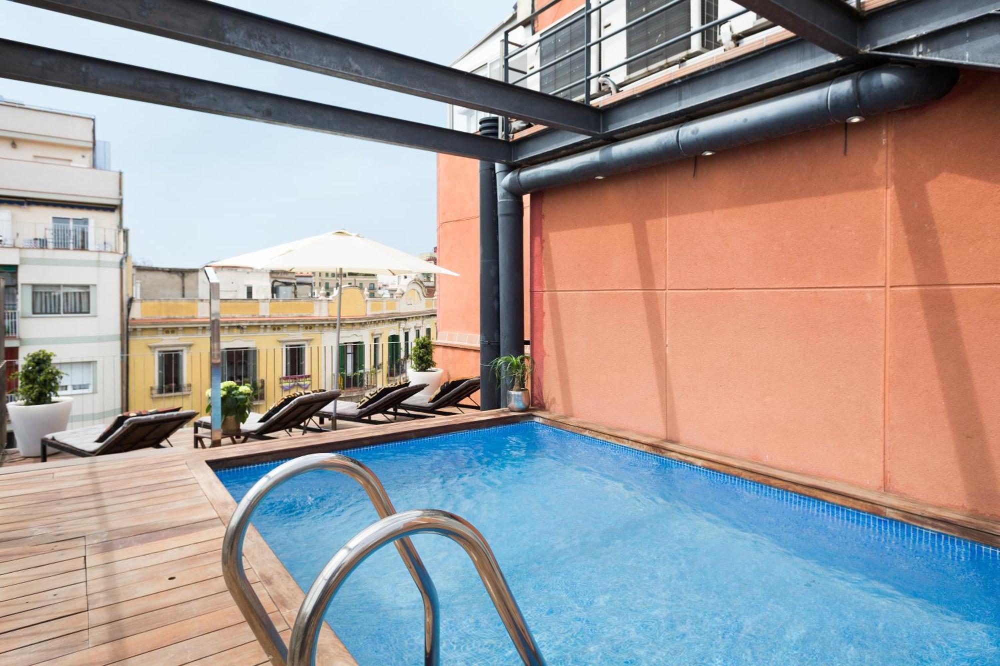 My Space Emirates - Fully Equipped Apartments Near The Beach With Shared Pool Barcellona Esterno foto