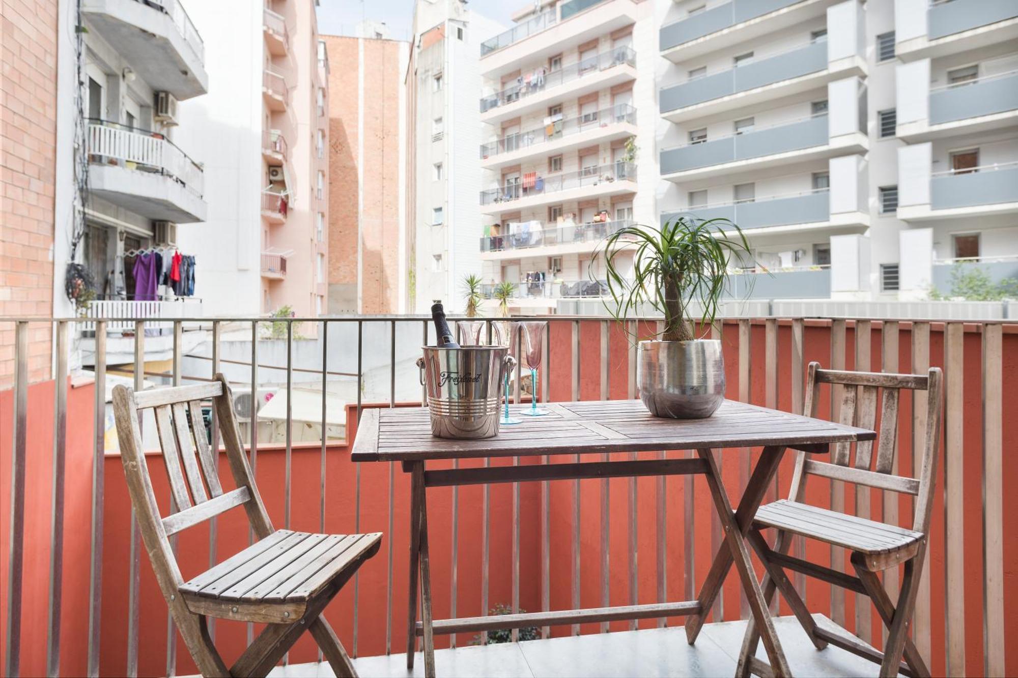 My Space Emirates - Fully Equipped Apartments Near The Beach With Shared Pool Barcellona Esterno foto