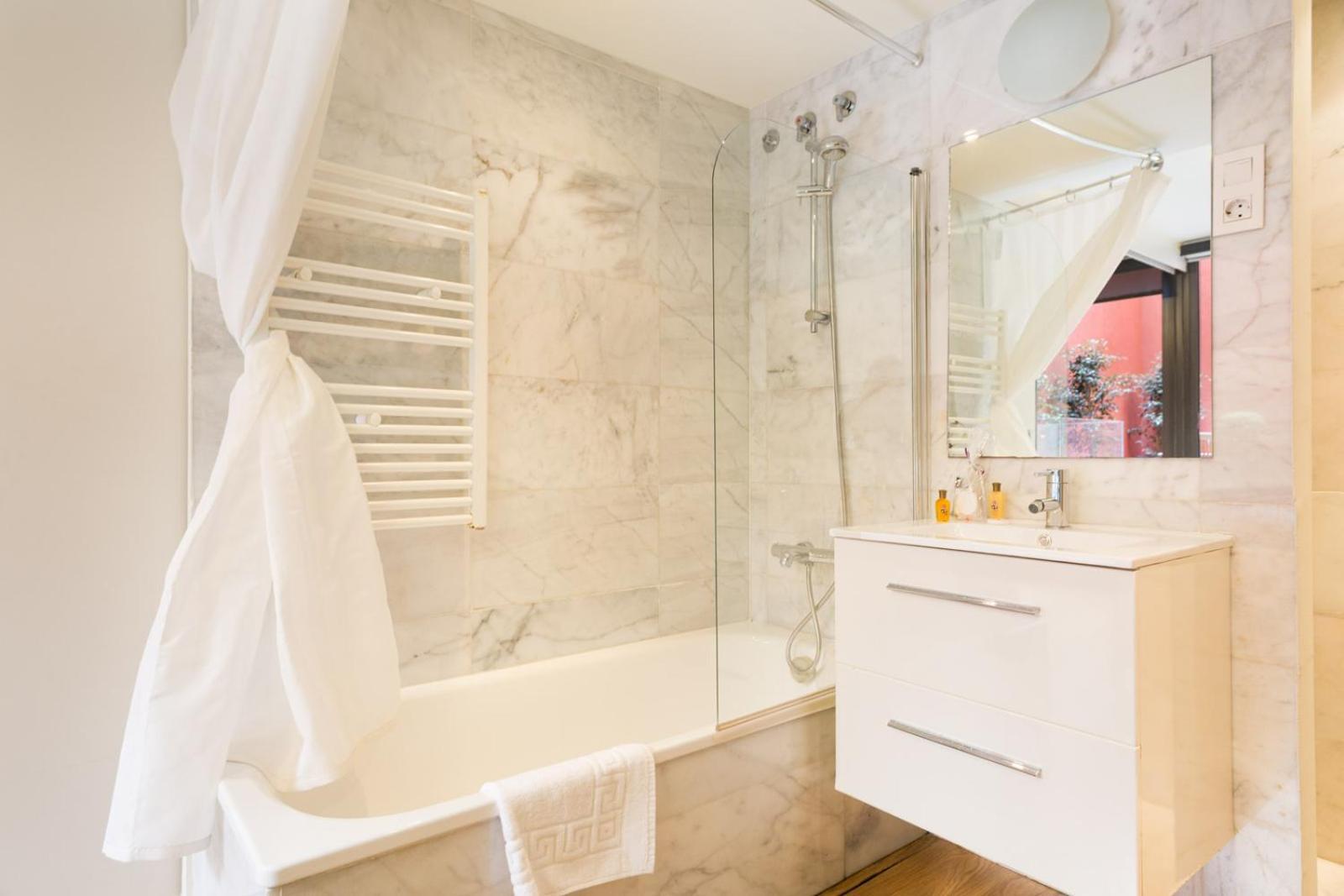 My Space Emirates - Fully Equipped Apartments Near The Beach With Shared Pool Barcellona Esterno foto