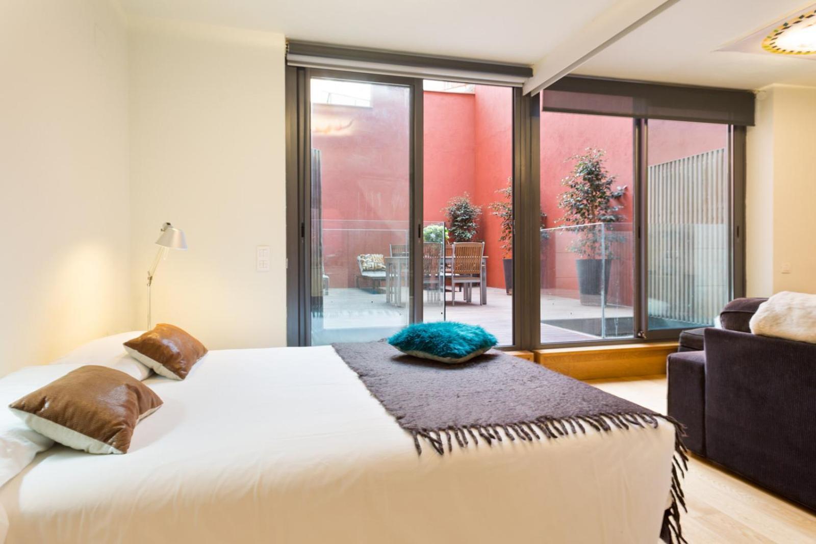 My Space Emirates - Fully Equipped Apartments Near The Beach With Shared Pool Barcellona Esterno foto